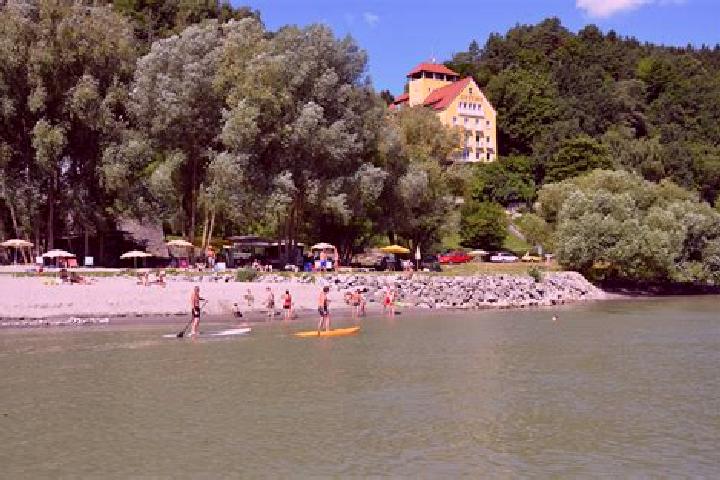 Escorts Aschach an der Donau, Austria — Local Companions