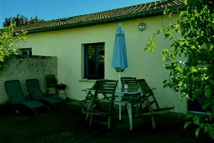 Escorts Asnelles, France — Local Companions