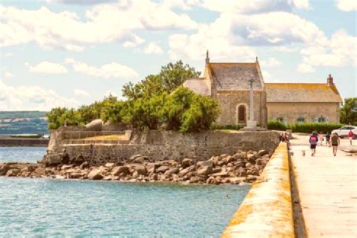Escorts Aubin-Saint-Vaast, France — Local Companions