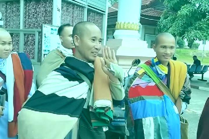Escorts Ban Thakho, Laos — Local Companions