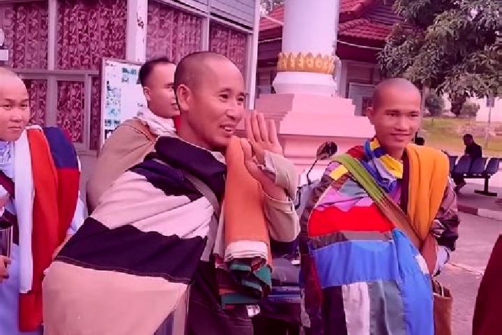 Escorts Ban Thateng, Laos — Local Companions