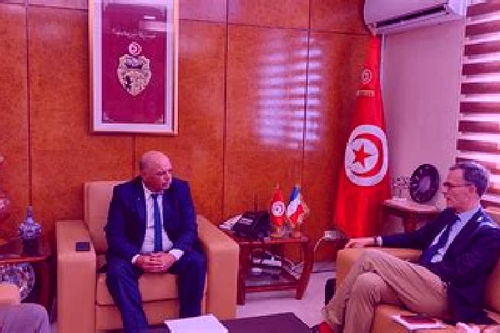 Escorts Borj el Amri, Tunisia — Local Companions