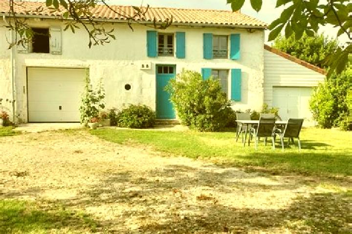 Escorts Bourgneuf-en-Retz, France — Local Companions