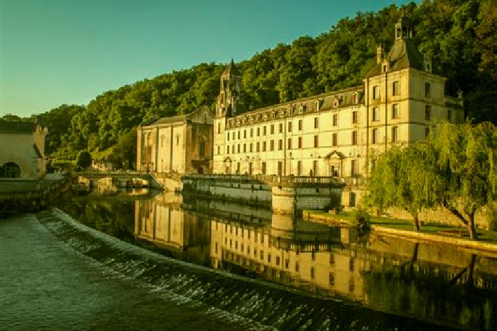 Escorts Brantome, France — Local Companions