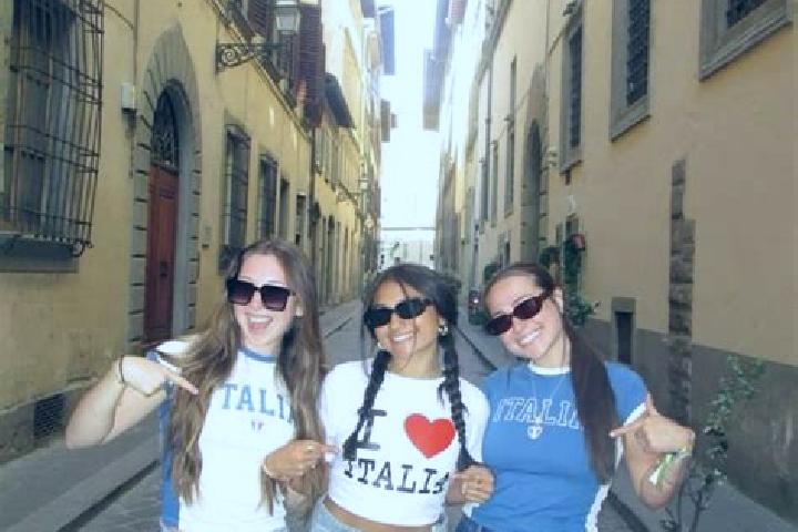 Escorts Caltignaga, Italy — Local Companions