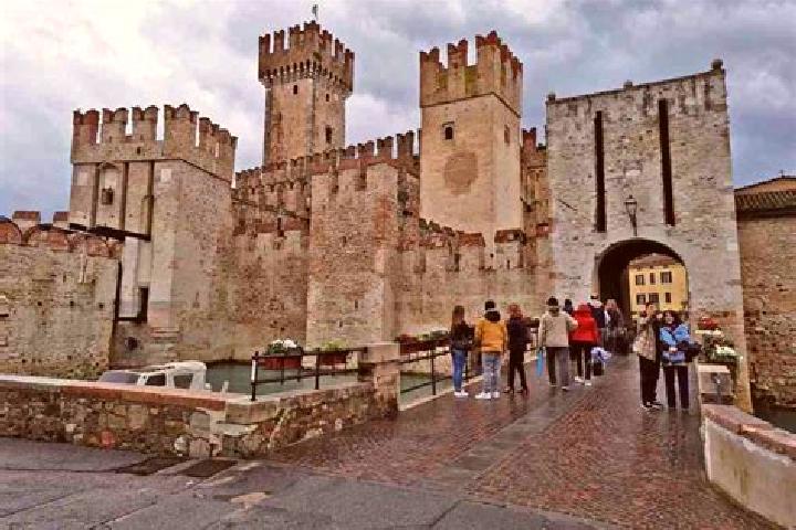 Escorts Castelgrande, Italy — Local Companions