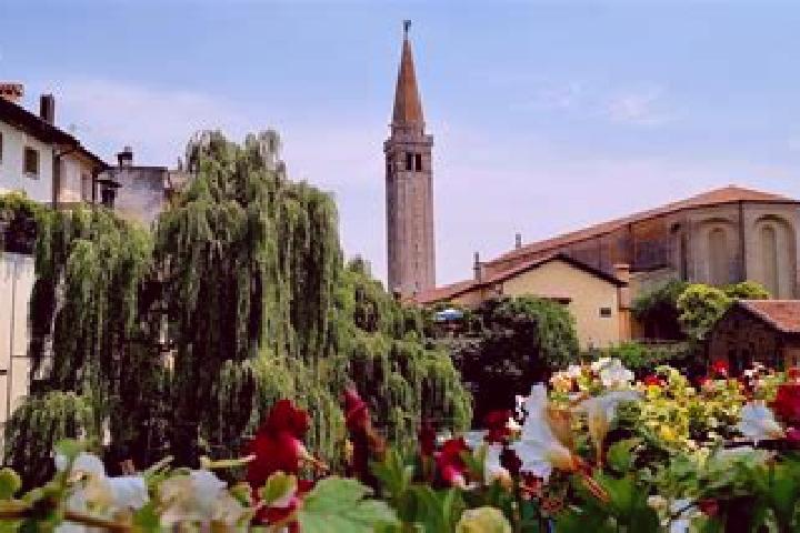 Escorts Cavolano-Schiavoi, Italy — Local Companions