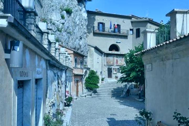 Escorts Cervara di Roma, Italy — Local Companions
