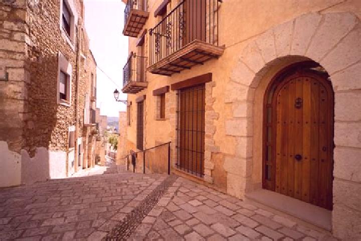 Escorts Cervera del Maestre, Spain — Local Companions