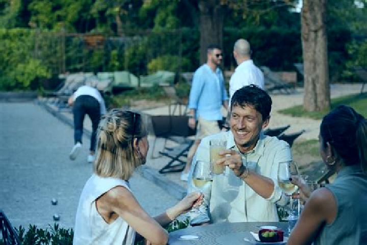 Escorts Chasselay, France — Local Companions