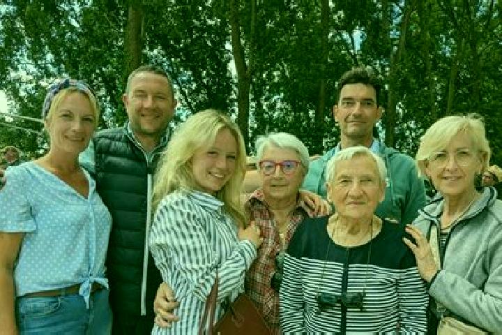 Escorts Chef-du-Pont, France — Local Companions