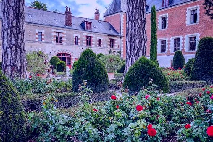 Escorts Chigny-les-Roses, France — Local Companions