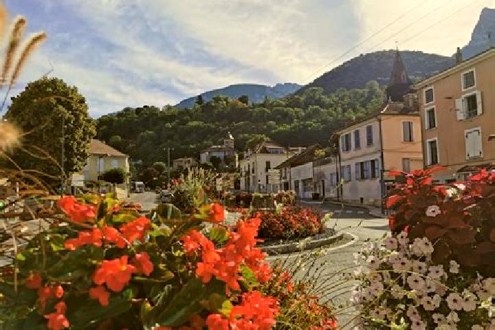 Escorts Cornillon, France — Local Companions