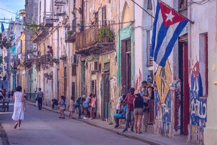 Escorts Cruces, Cuba — Local Companions