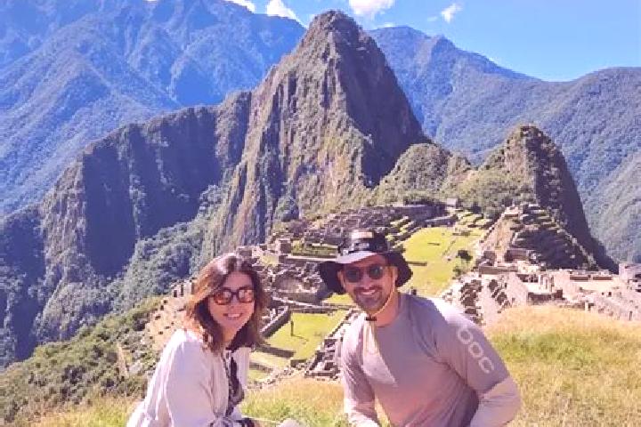 Escorts Curgos, Peru — Local Companions