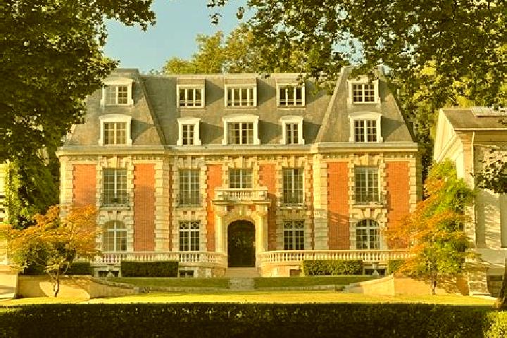 Escorts Dammarie-les-Lys, France — Local Companions