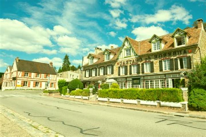 Escorts Dampierre-en-Yvelines, France — Local Companions