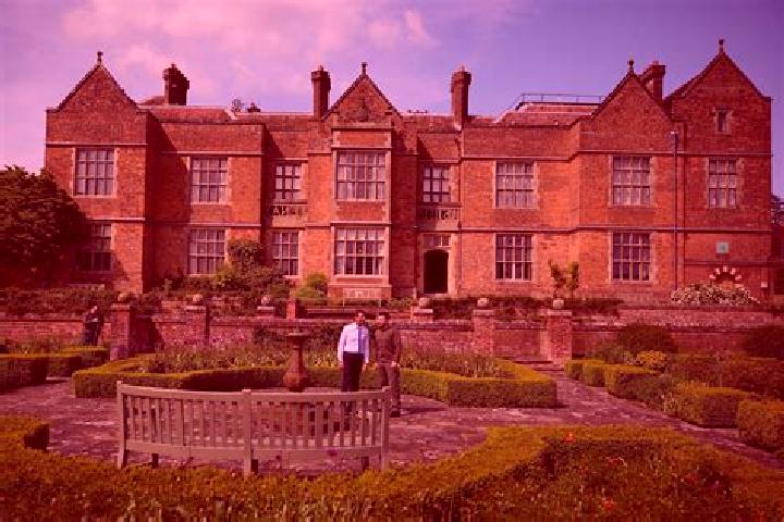 Escorts Ellesborough, United Kingdom — Local Companions