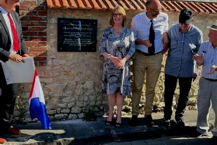 Escorts Episy, France — Local Companions