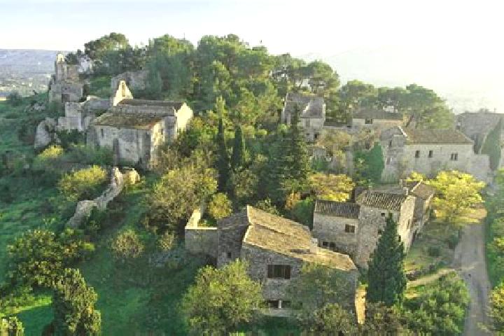 Escorts Eygalieres, France — Local Companions