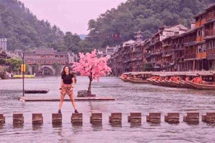 Escorts Fenghuang, China — Local Companions