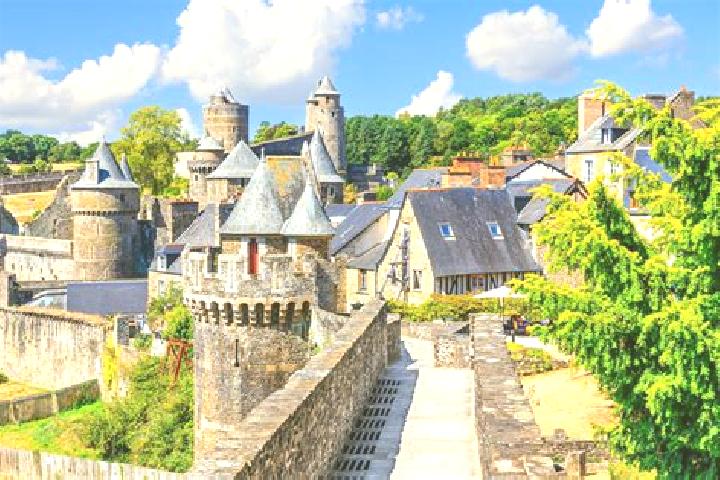 Escorts Fougeres, France — Local Companions