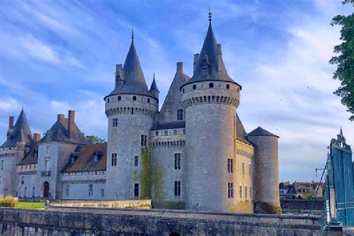 Escorts Germigny-sur-Loire, France — Local Companions
