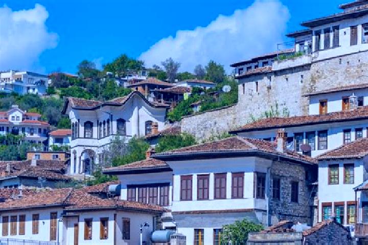 Escorts Gjinar, Albania — Local Companions