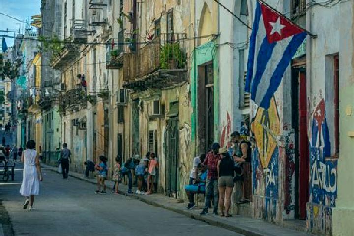 Escorts Guayos, Cuba — Local Companions