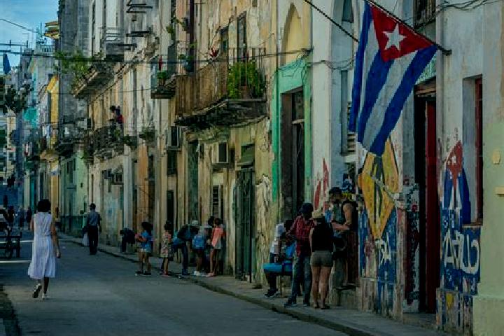 Escorts Gueines, Cuba — Local Companions