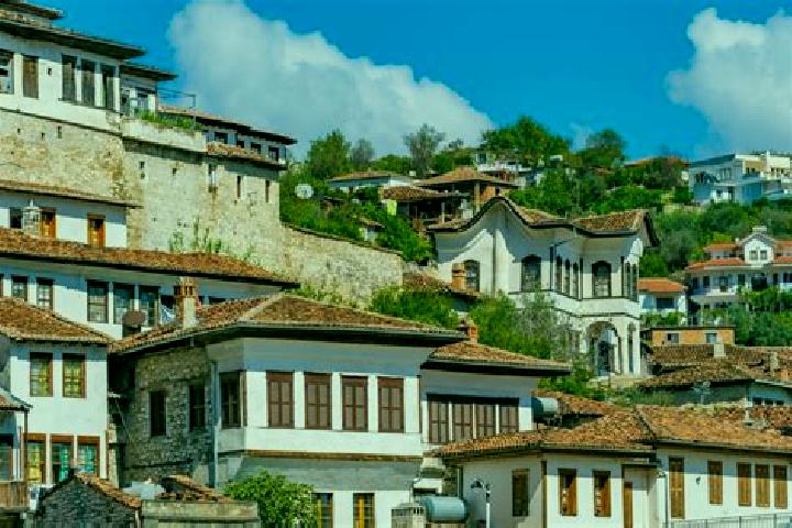 Escorts Gurra e Vogel, Albania — Local Companions