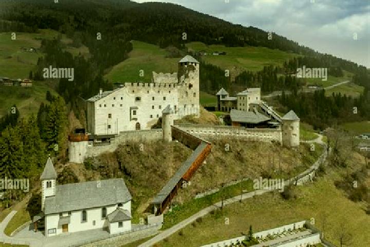 Escorts Heinfels, Austria — Local Companions