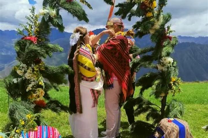 Escorts Huacaschuque, Peru — Local Companions