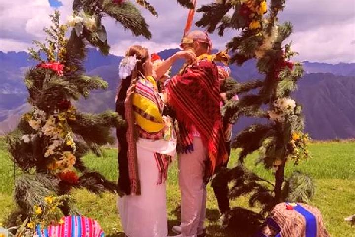 Escorts Huayllati, Peru — Local Companions