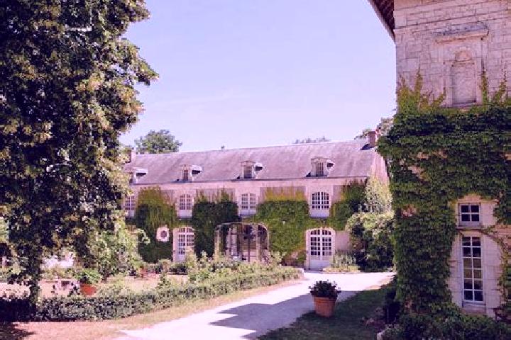 Escorts Ingrandes, France — Local Companions