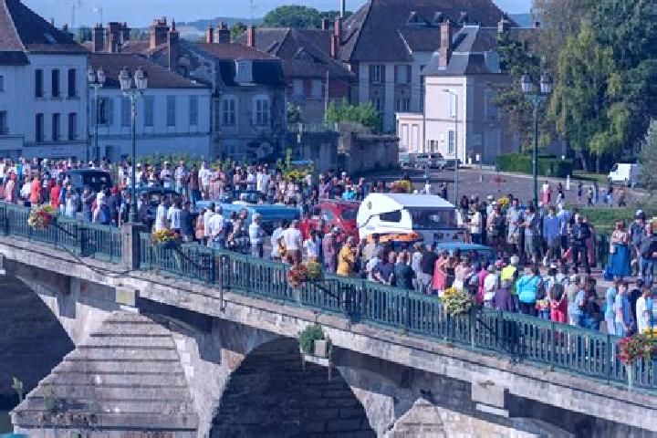 Escorts Joigny, France — Local Companions