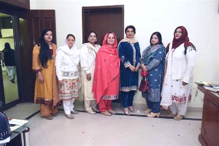 Escorts Kahna Nau, Pakistan — Local Companions