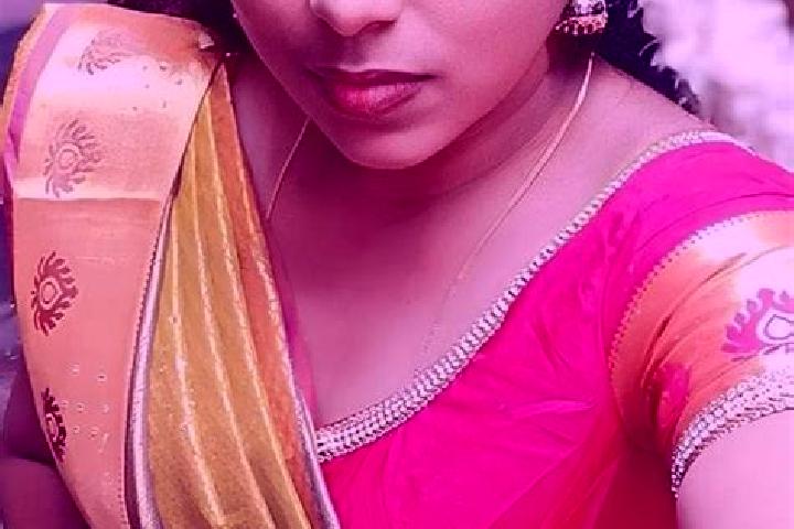 Escorts Kheralu, India — Local Companions
