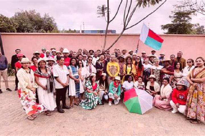 Escorts Kopoky, Madagascar — Local Companions