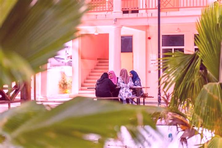 Escorts Kulhudhuffushi, Maldives — Local Companions