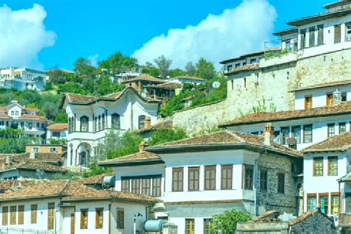 Escorts Lapardha Dy, Albania — Local Companions