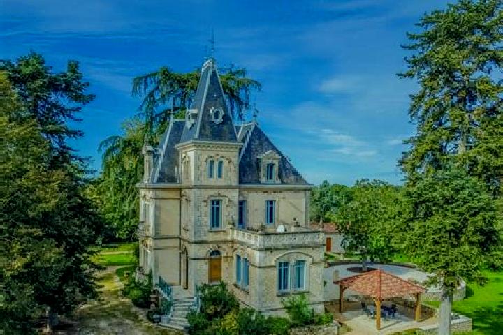 Escorts Laroque-Timbaut, France — Local Companions