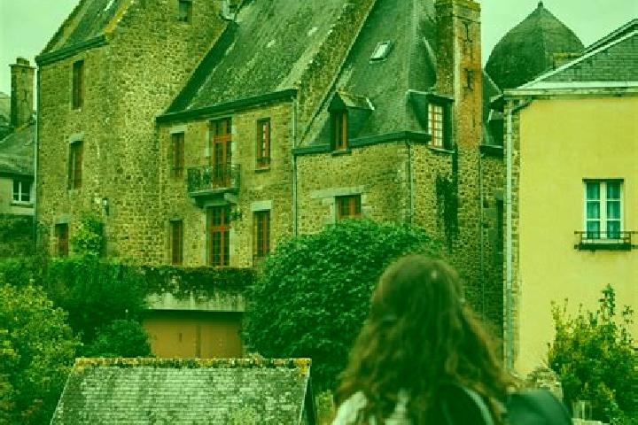 Escorts Lassay-les-Chateaux, France — Local Companions