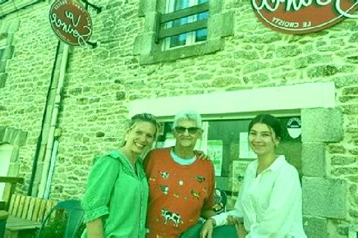 Escorts Le Croisty, France — Local Companions