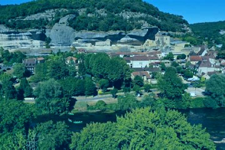 Escorts Les Eyzies-de-Tayac-Sireuil, France — Local Companions