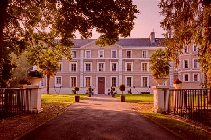 Escorts Lesigny, France — Local Companions