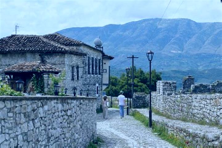 Escorts Levan, Albania — Local Companions