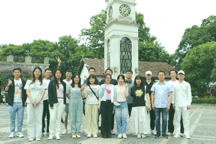 Escorts Liangguang, China — Local Companions