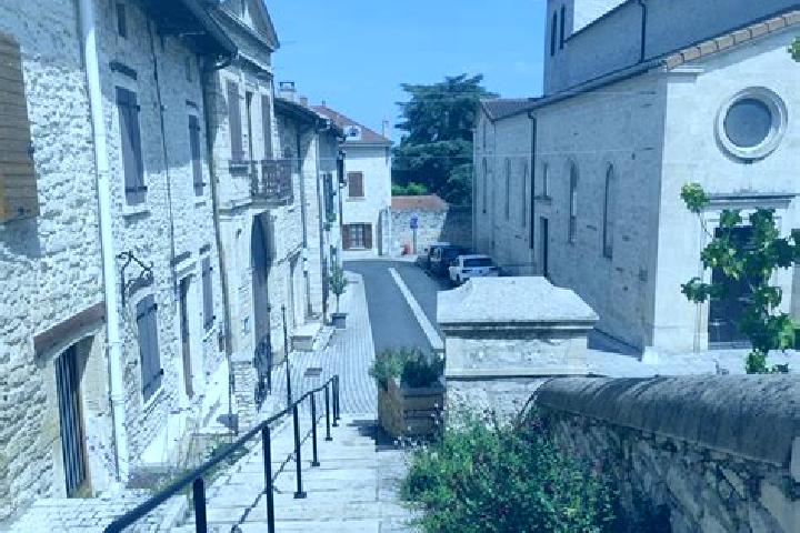 Escorts Lucenay, France — Local Companions