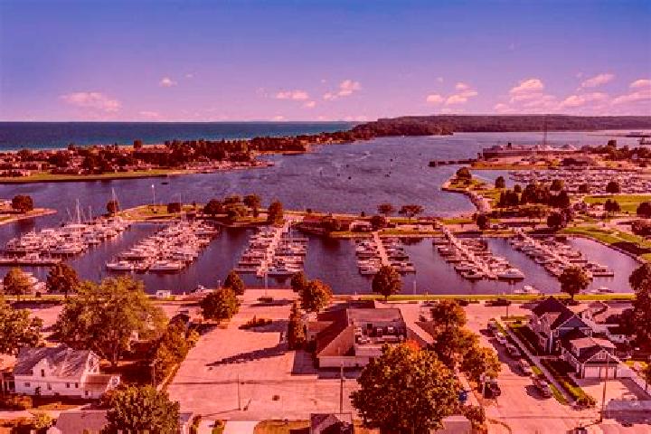 Escorts Ludington, United States — Local Companions